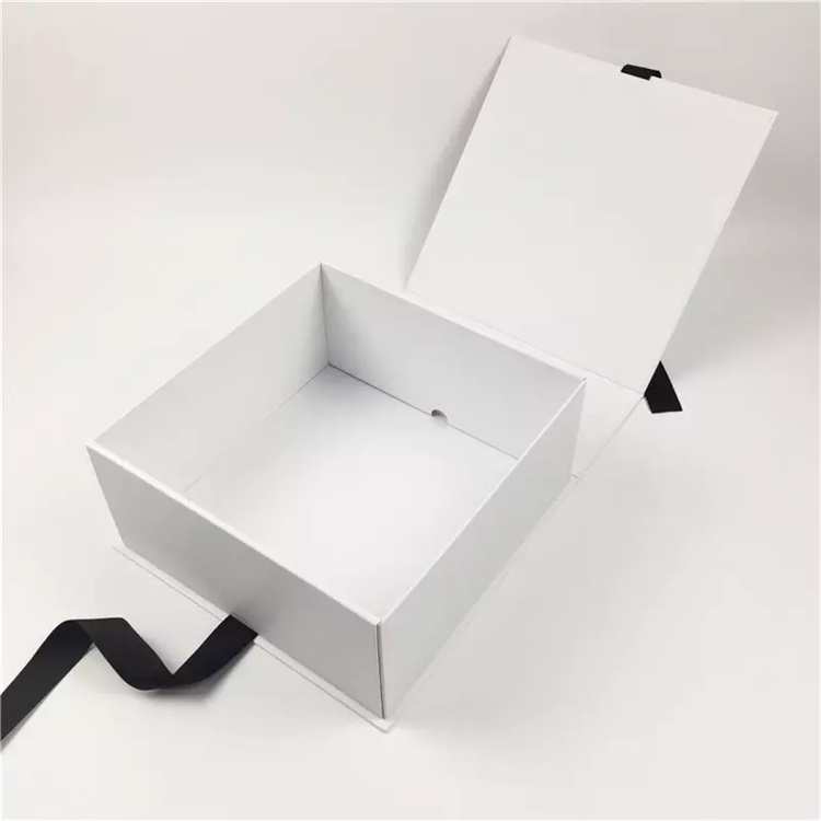 Geschenkpapierbox mit Schleife