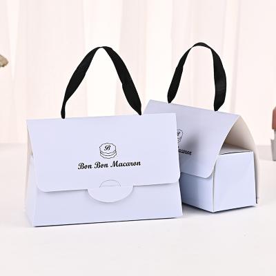 tragbare Geschenktüte aus weißem Karton mit individuellem Logo
