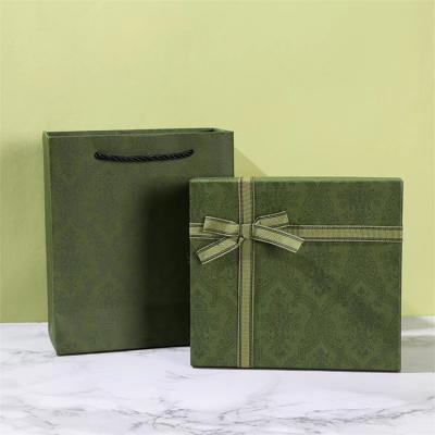 Fabrikgrüne große Geschenkboxen mit auswechselbarem Band
